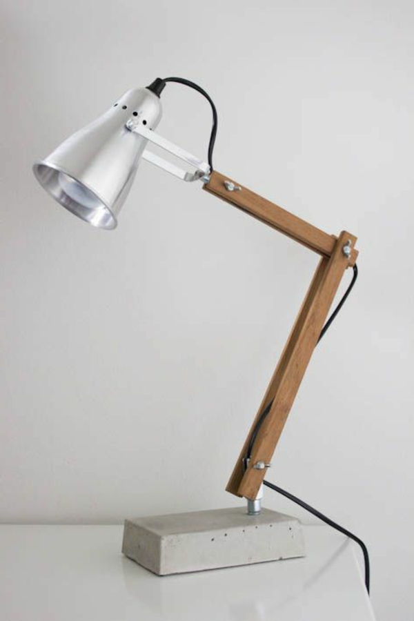 Lámpara-con-interesante-diseño de soporte de madera