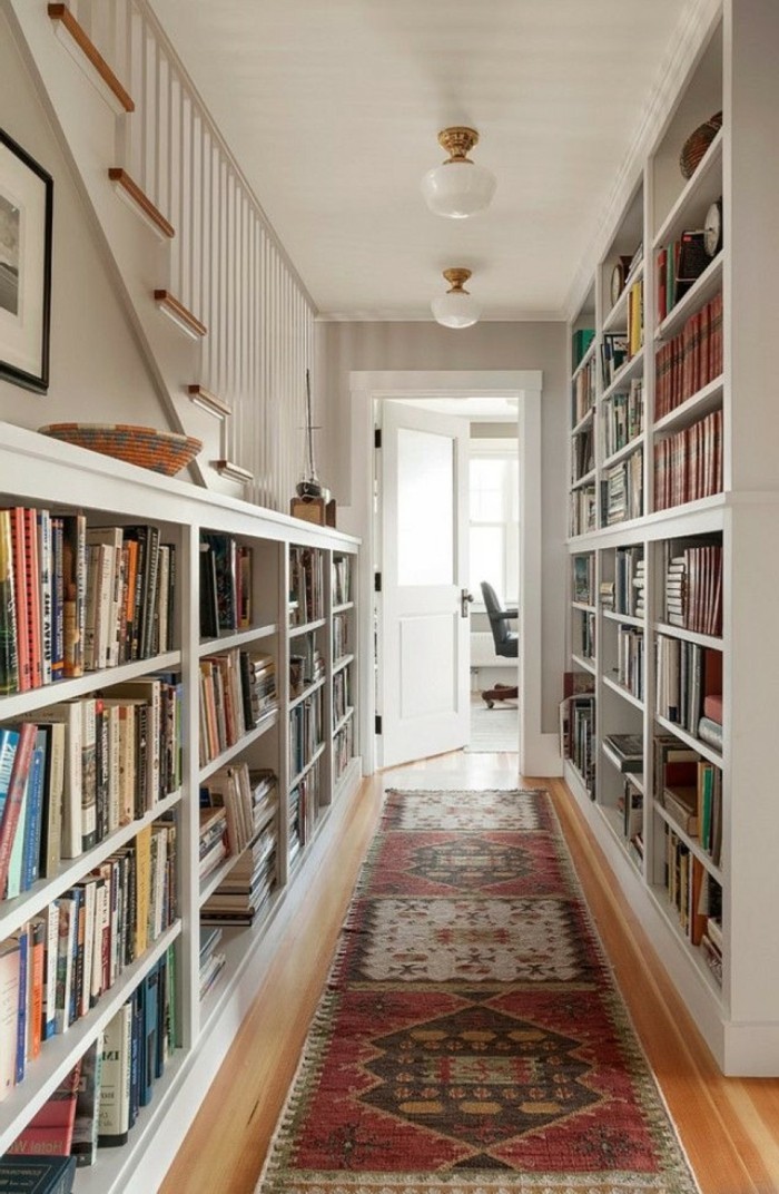 Дълъг коридор грим по-дългосрочен килим-и-отворена книга рафтове
