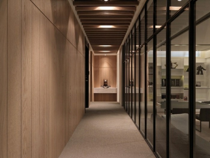 Дълъг коридор грим с ярки и стъкло стена