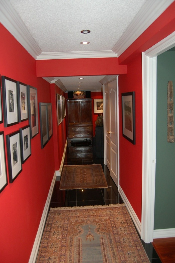 Дълъг коридор грим с-червени стени-и-картини-протежение