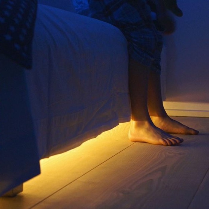 ضوء مع الحركة تحت رأس السرير