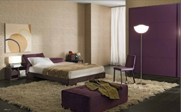 Ljubičasta spavaća soba s paletom u boji paleta zidova - moderna interijera