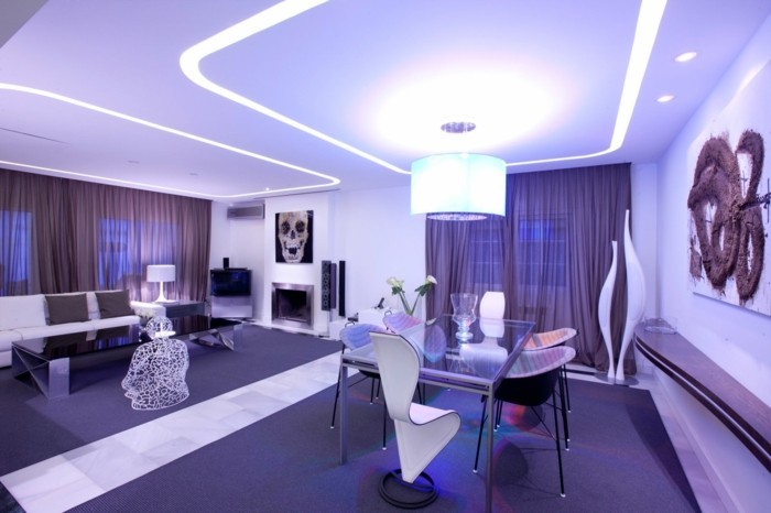Violetti-huone, jossa on LED-valaistus