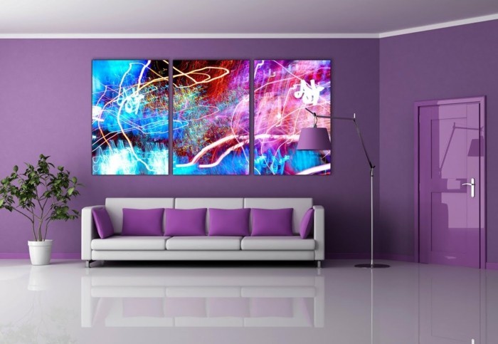 Purple спалня с абстрактно изкуство