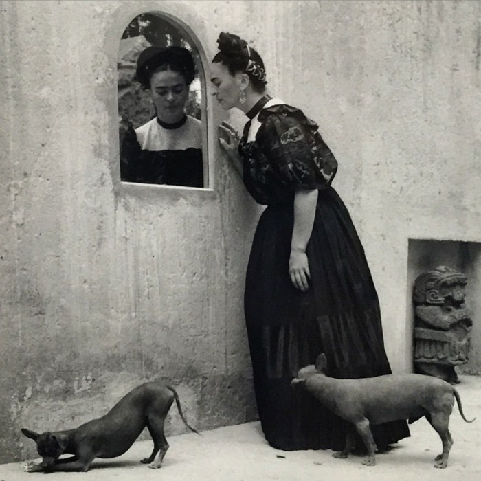 LolaAlvarezBravo-Frida Kahlo Miroir avec chien-1944 en Throckmorton Texas