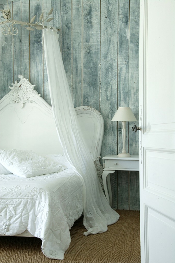 sisämaan talon tyyli makuuhuone - valkoiset verhot yli sängyn koristeena