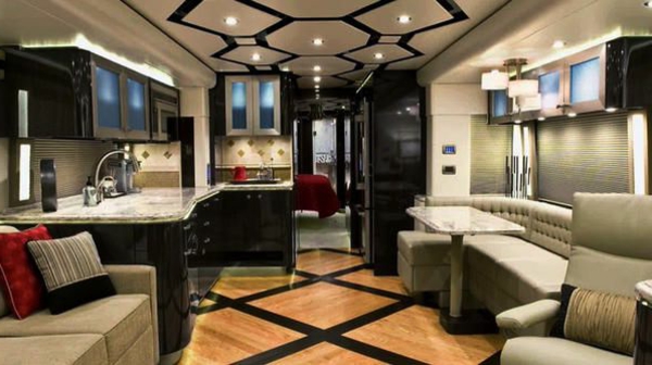 Caravan необходимата луксозен дом на колела със супер модерен дизайн и голяма съоръжение тавана