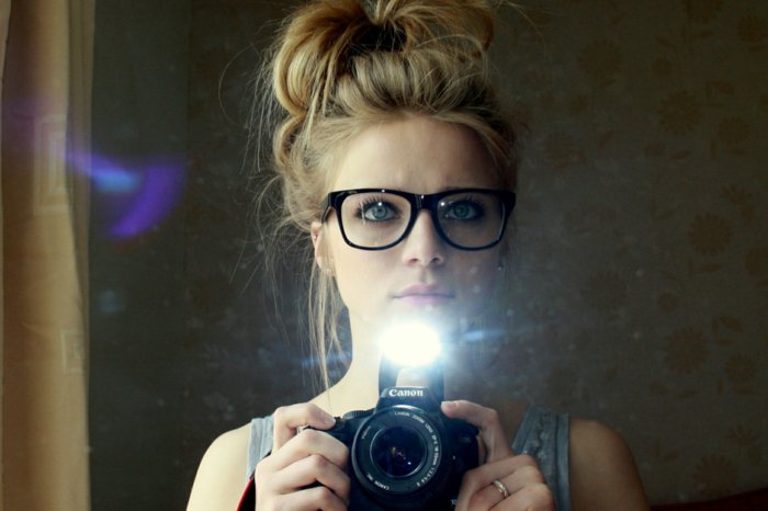 女孩摄像头书呆子眼镜，时髦风格