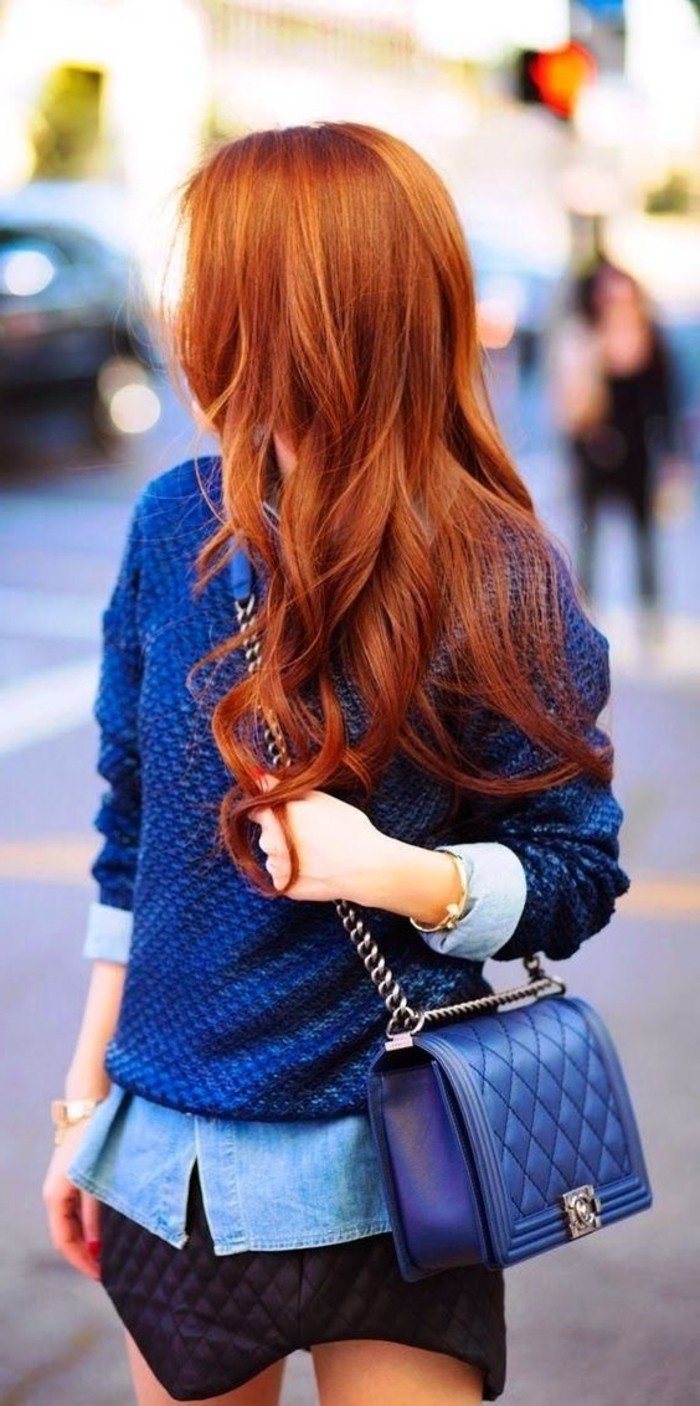 Момичета с сини дрешки и-мед цвят на косата