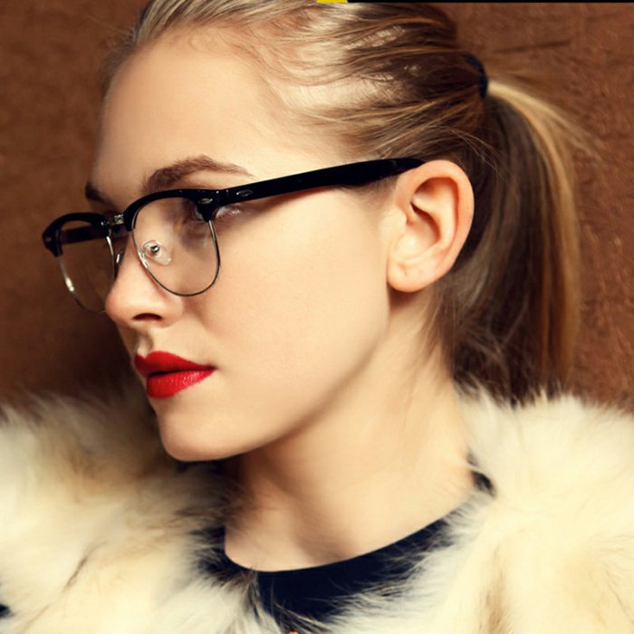 Fille lèvres rouge-nerd-lunettes