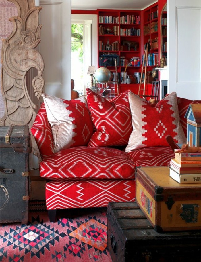 Muebles de color rojo con adornos étnicos sofá de estilo Boho