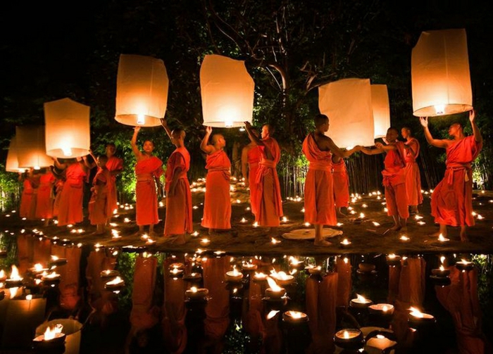 Redovnici leti lanterna Tajland