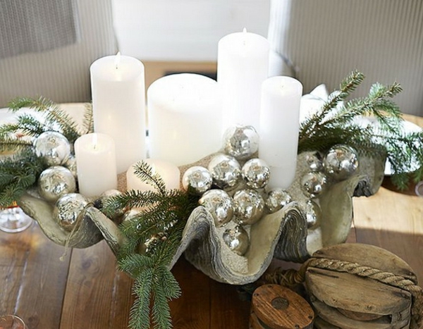 bijeli božićni ukras - drveni stol s lijepim bijelim svijećama na njemu