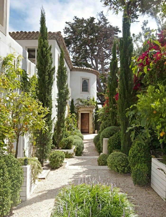 Малибу къща-средиземноморска градина декоративни камъни лимонови дървета