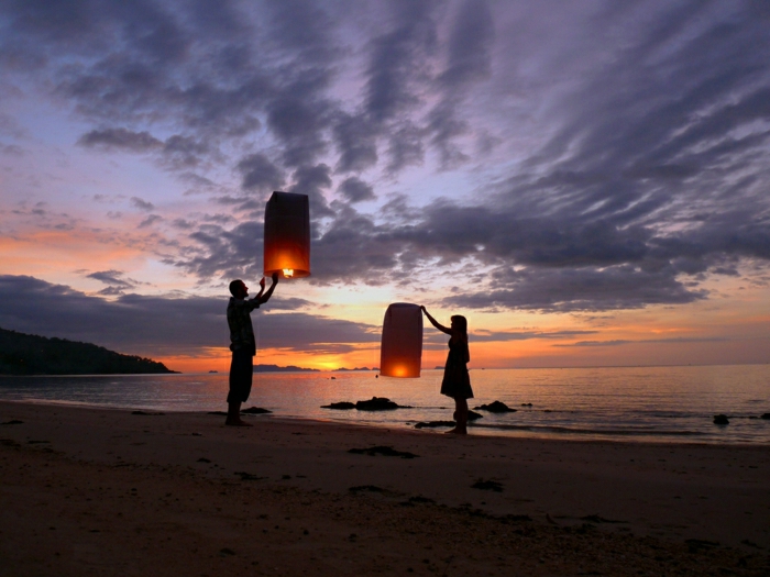 Мъжко-женско плаж Сънсет летящи фенери