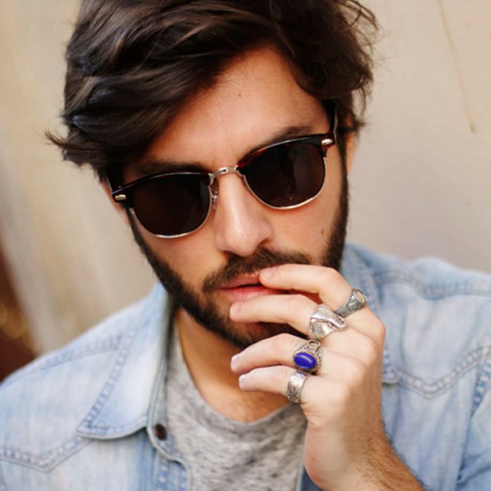 Čovjek hipster naočale-ekstravagantne prstenovi