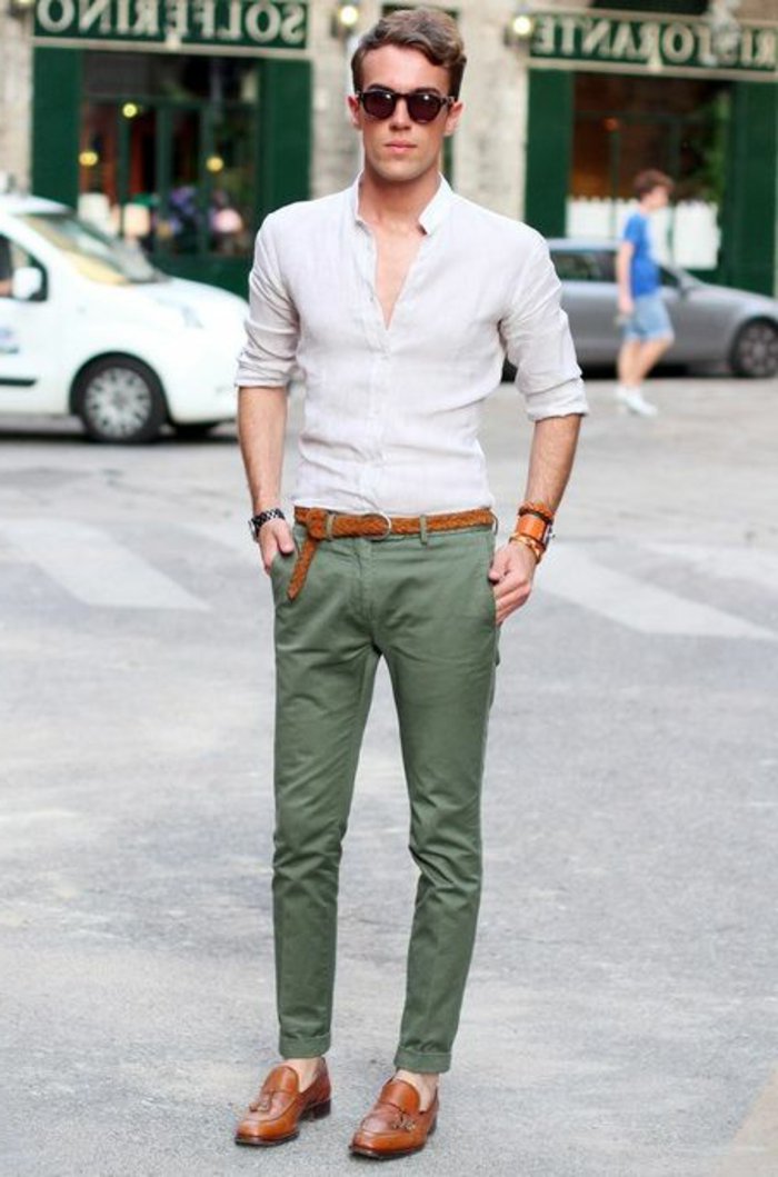 Man elegáns ruhákat zöld nadrág, elegáns szabású szemüveg