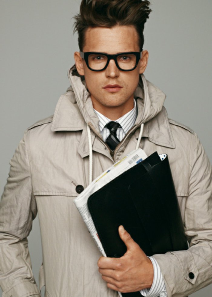 رجل باهظة تسريحة الطالب الذي يذاكر كثيرا نظارات-معطف الخندق