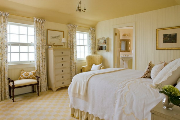 غرفة نوم على الطراز الريفي - خزانة مع أدراج وستائر على كلا الجانبين