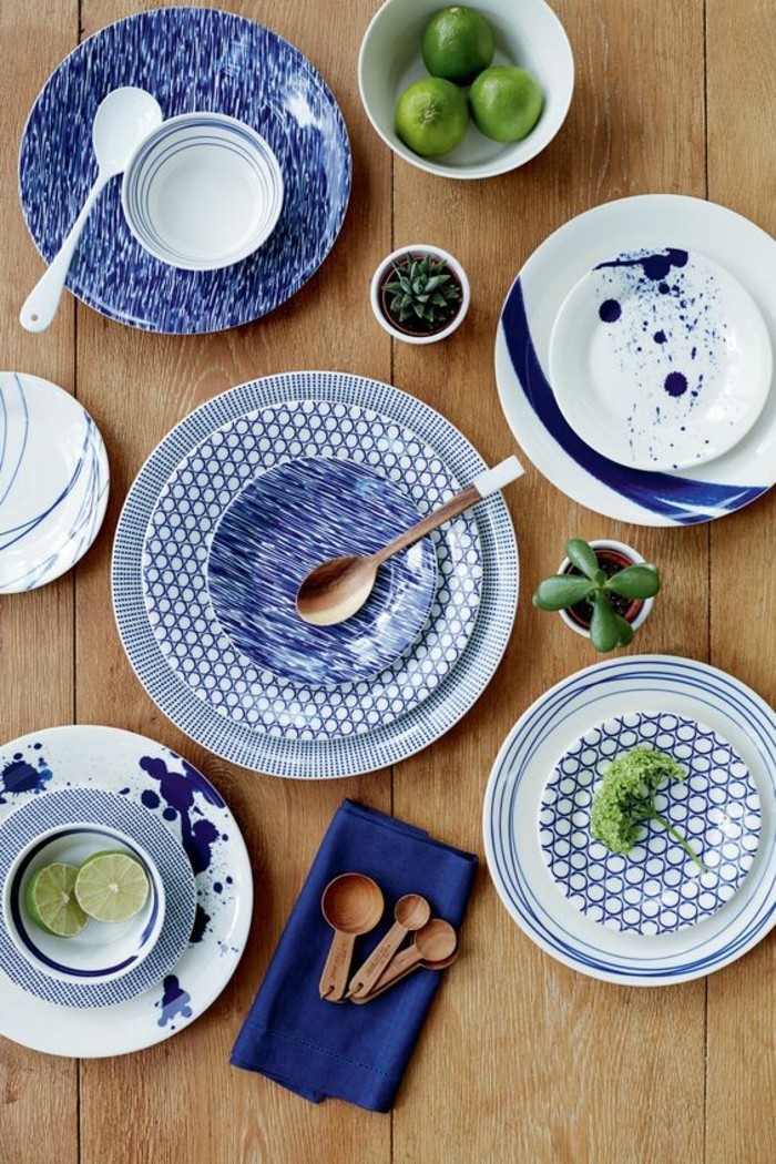 Средиземно маса декорация сини чинии и салфетки