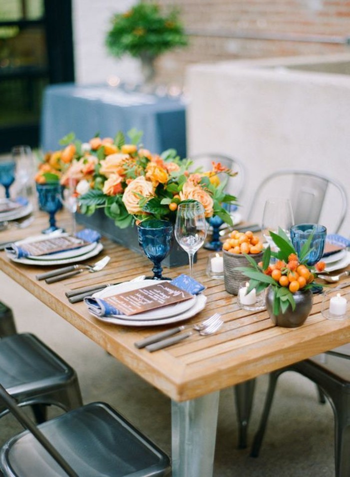 Mediteranski stol dekoracija-sa-cvijećem-i-male-voće