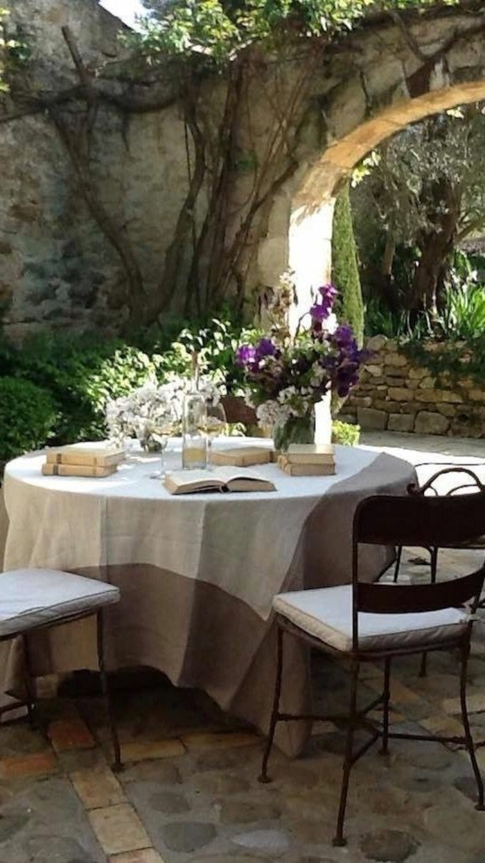 Mediteranski stol dekoracija-sa-više-cvijet