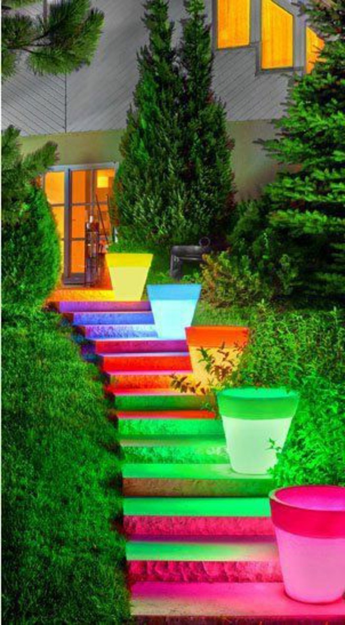 Oma-kaunis-puutarha-jossa värinen-valaistus