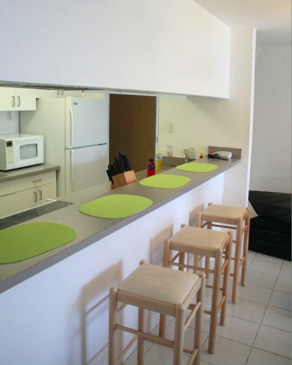 Minimalistički kuhinja-bar-s-drva stolice-interijer-dizajna