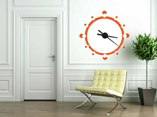 kreativni zid dizajn s velikim zidnim satom u narančastoj boji
