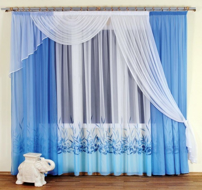 Moderna de la cortina con flores azules