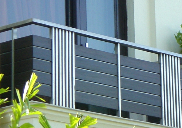Les bâtiments modernes garde-corps par un balcon