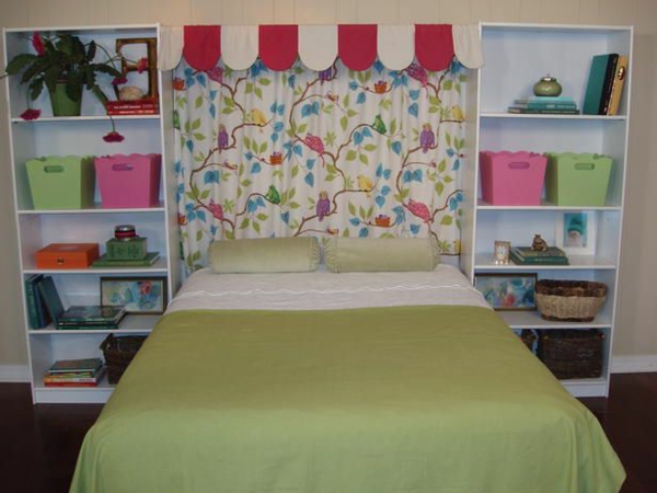 एक आरामदायक बेडरूम के लिए अजीब रंग योजना के साथ हेडबोर्ड