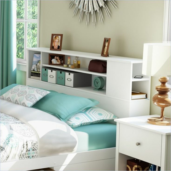 חדר שינה עם אביזרי כחול ומערכת מדף על ראש המיטה