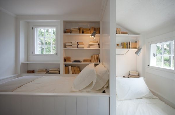 Kirjahyllyt ja valkoiset kannet mukavasta makuuhuoneesta
