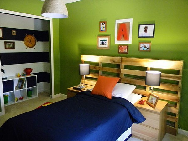 हरी दीवार डिजाइन और लकड़ी के हेडबोर्ड के साथ बेडरूम