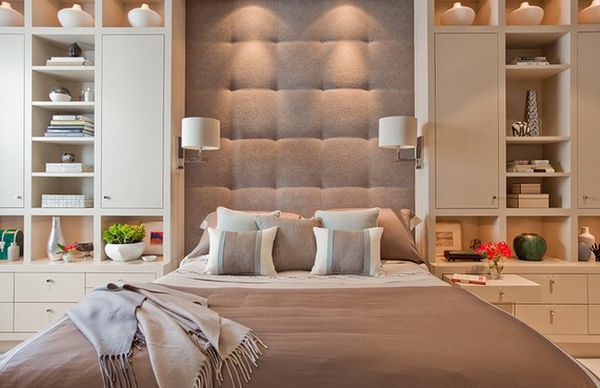 Tête de lit décorative et lit de luxe dans la chambre
