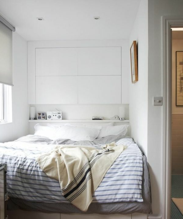 Yksinkertainen design päätyvalolle ja valkoiselle värille alkuperäisen makuuhuoneen suunnittelussa