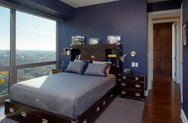 आधुनिक डिजाइन के साथ बेडरूम में उच्च बिस्तर और सुंदर दृश्य