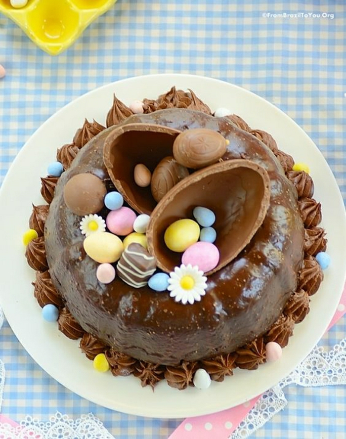Великден торта шоколад с хубава декорация шоколадови яйца най-тартан на плочата