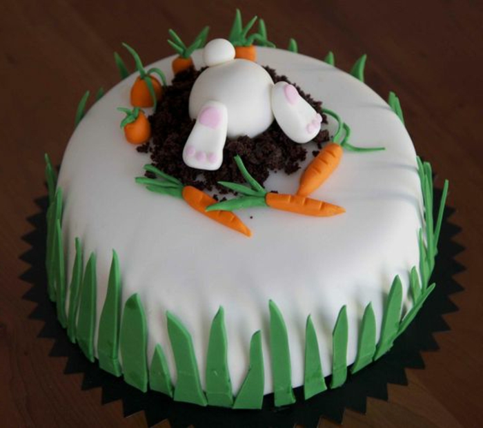Домашната торта от фондант за Великден произвежда заек и моркови