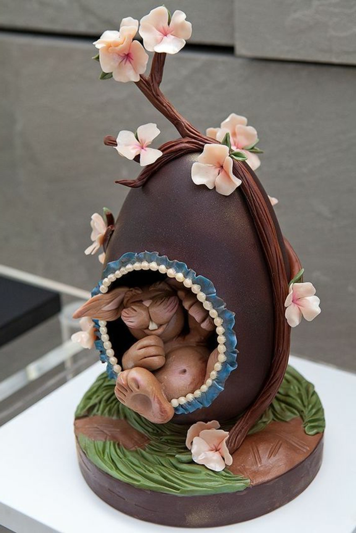 Pääsiäinen kakku, joka tekee suklaaseoksesta pääsiäispupu piilottamalla suklaa figurinaa