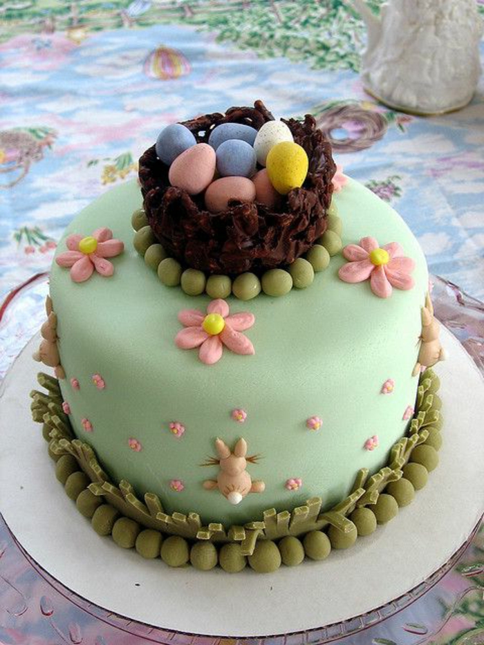 Pääsiäisen kakku, joka on tehty pääruusuista, pääsiäislukujen pääsiäispohjalla
