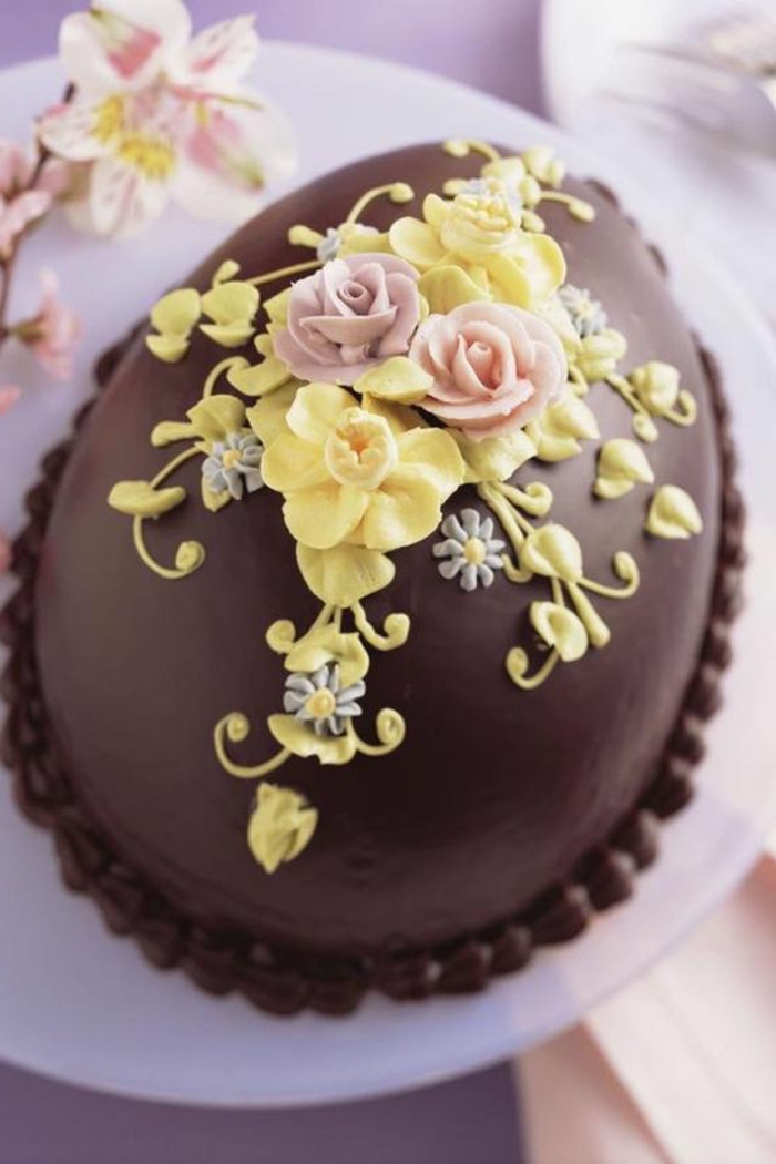 Кейк с мотив за великденски яйца с фондантски шоколадови декоративни цветя Glazur