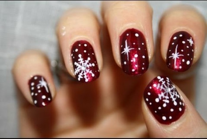 Σχεδιασμός νυχιών Χριστούγεννα-σκούρο-κόκκινο-με-άσπρο-stars-και-schneflockchen