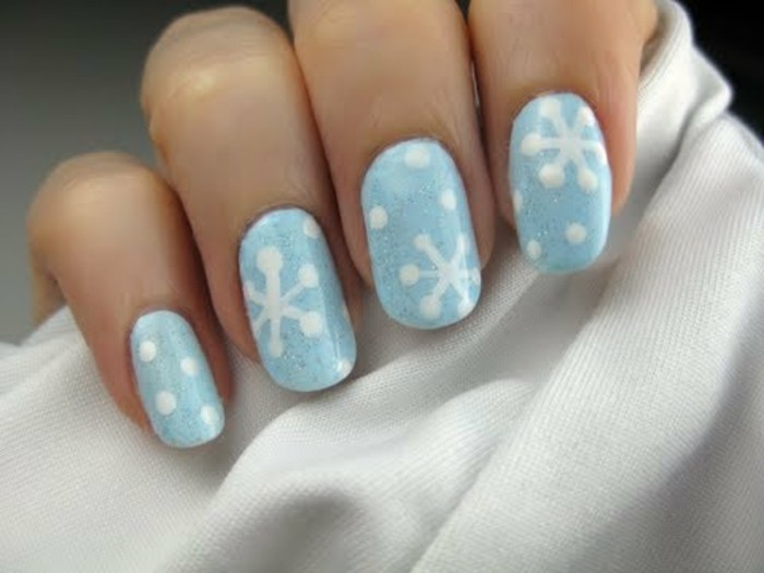 Nail Design Noël en bleu clair avec blanc-motif