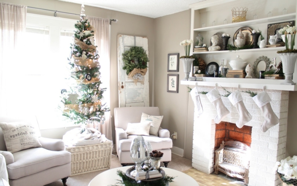 fehér karácsonyi dekoráció - a nappaliban egy szép kandallóval és egy fehér kanapéval