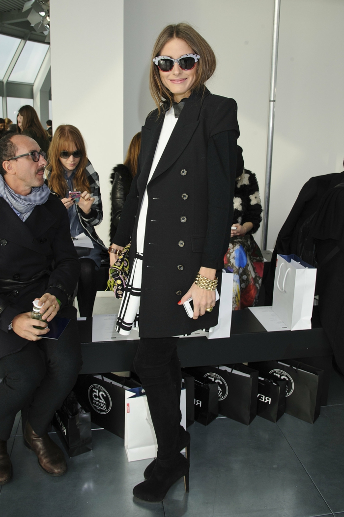 Olivia Palermo musta takki klassiseen malliin alkuperäisten aurinkolasit