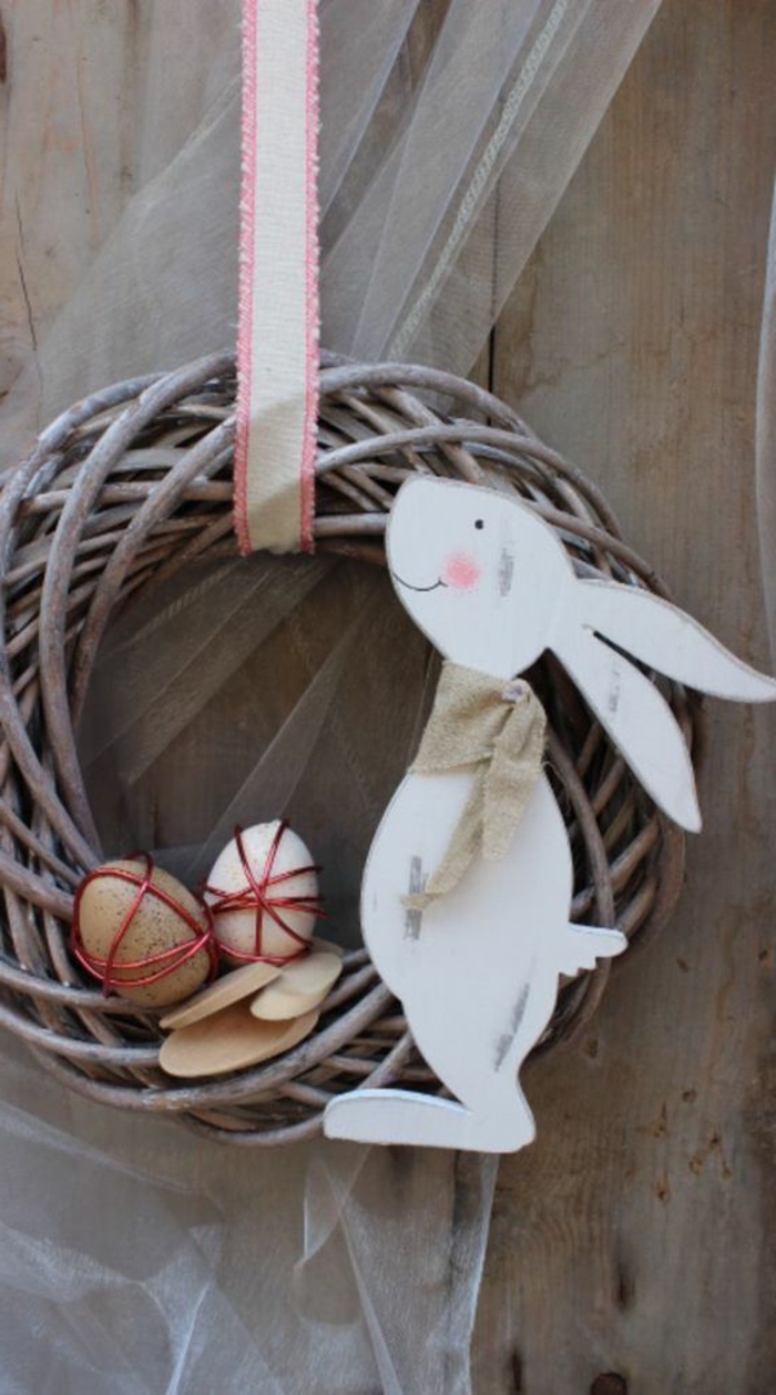 La guirnalda de la puerta juguetea la decoración de madera de Pascua con el conejito de pascua