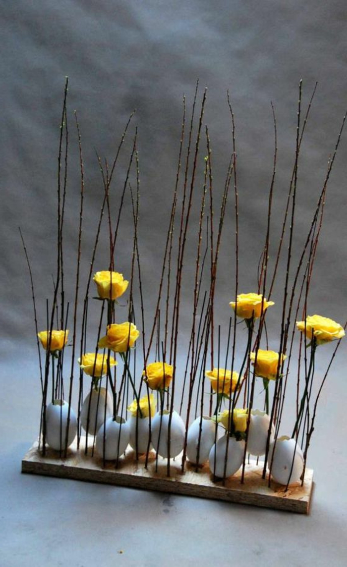 Η διακόσμηση του Πάσχα αποτελείται από αυγά και λουλούδια από ξύλο