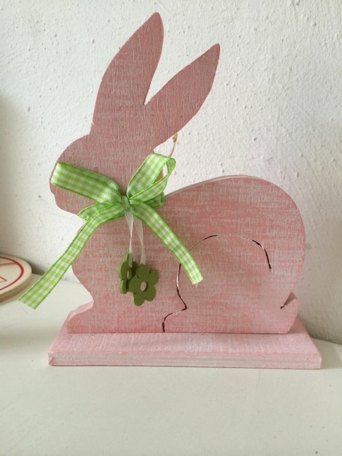 Великденски зайче със зелен лък и цветя от дърво